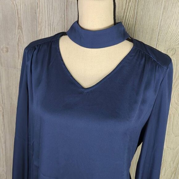 Vince Camuto Women’s Blue Open Neck Long Sleeve Blouse Size Medium - Picture 2 of 7